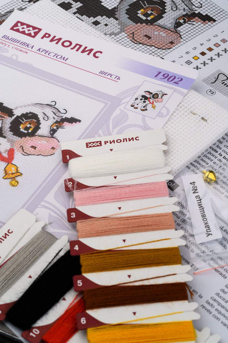 רקמה על בד גבינה - Calf with a Bell