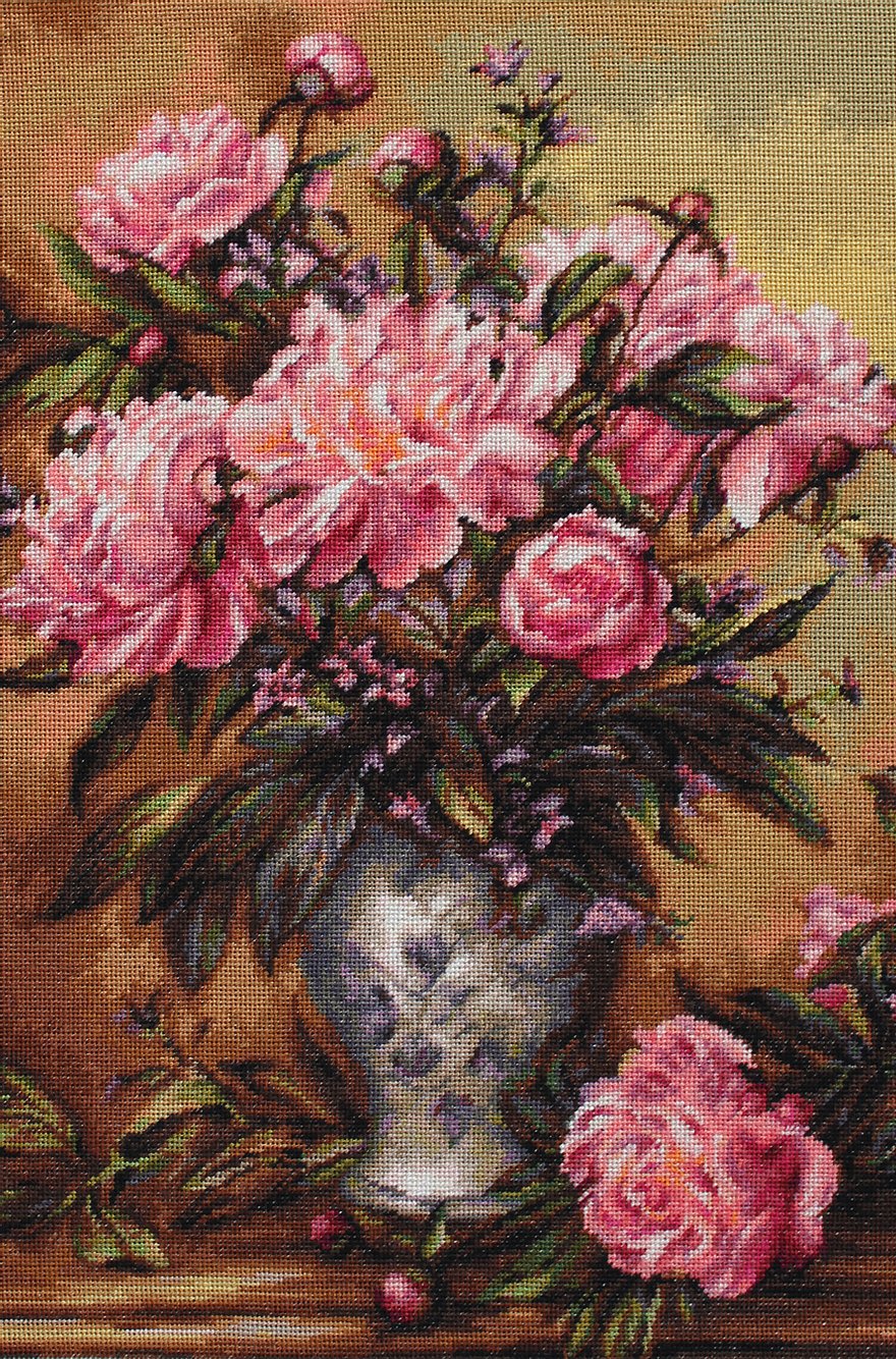 רקמה על בד גבינה - Vase of Peonies