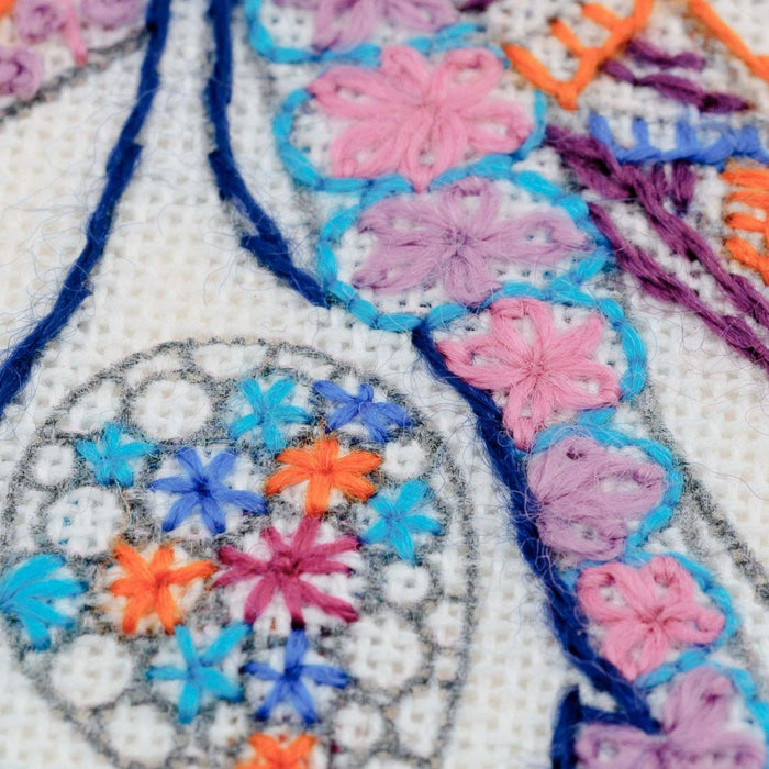 רקמה על בד גבינה - ציפור המזל