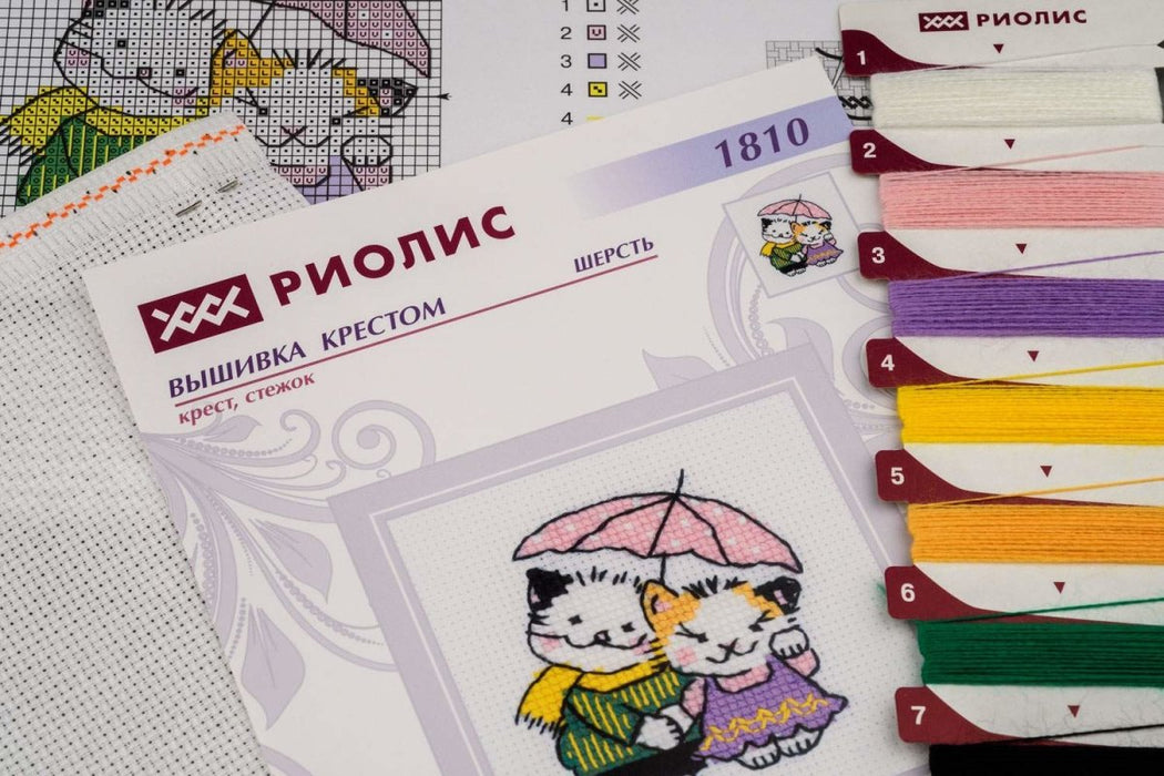 רקמה על בד גבינה - חתולים תחת מטריה