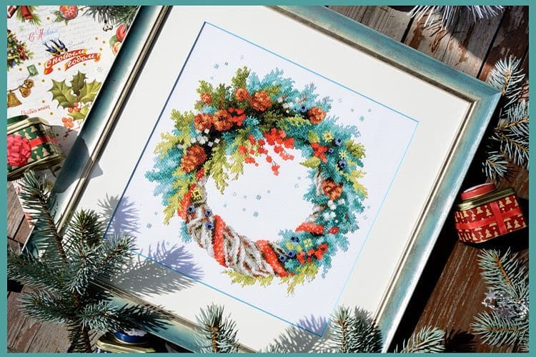 רקמה על בד גבינה - זר עגול עם אשוחית כחולה