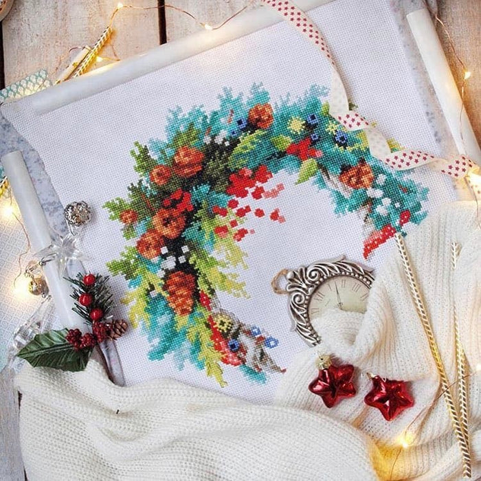 רקמה על בד גבינה - זר עגול עם אשוחית כחולה