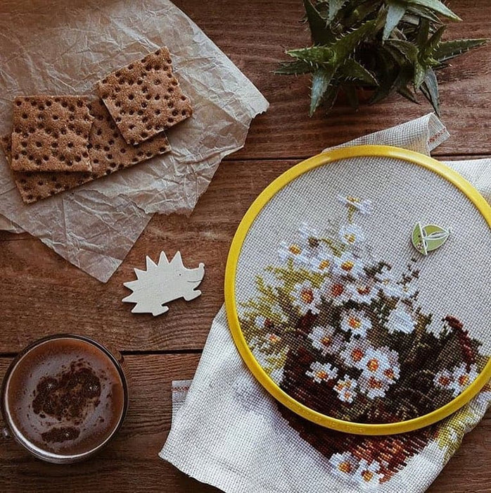 רקמה על בד גבינה - זר חרציות