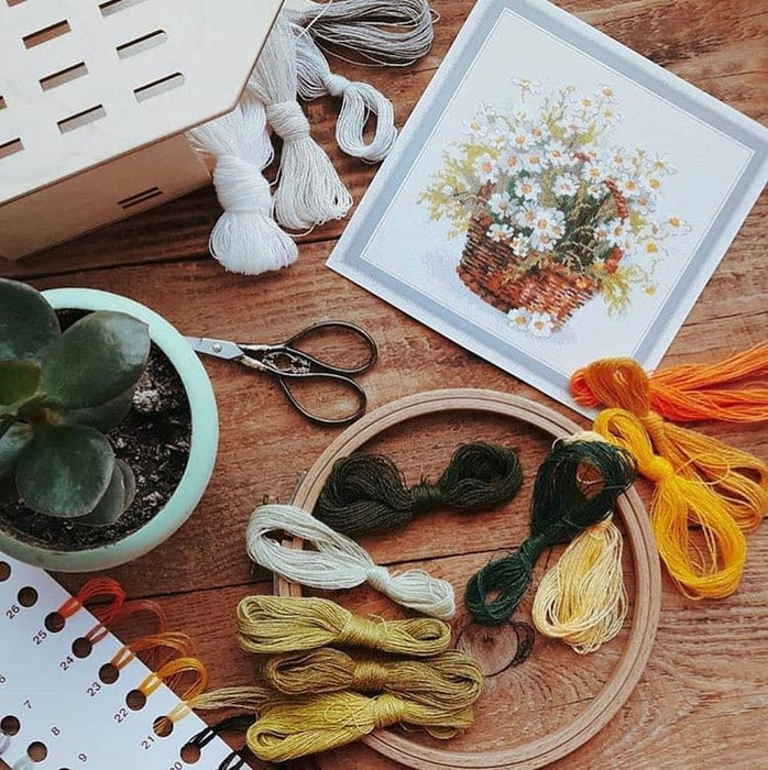 רקמה על בד גבינה - זר חרציות