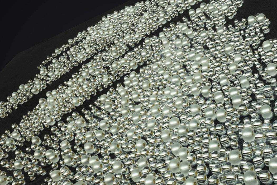 רקמת חרוזים - אישה בכסף