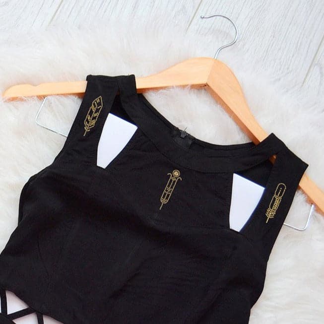 רקמת חרוזים על בגדים - נוצות זהב