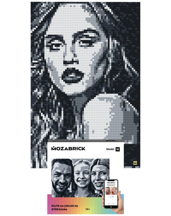 תמונת פיקסל ארט בשחור לבן אישה מסתכלת למצלמה