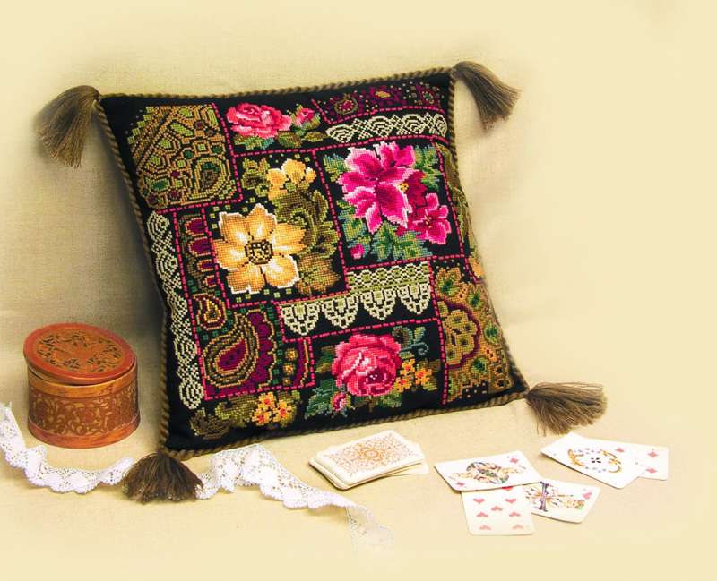 רקמה על בד גבינה - Flowers Arrangement Cushion
