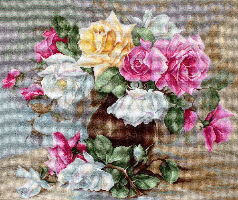 רקמה על בד גבינה - Vase with Roses
