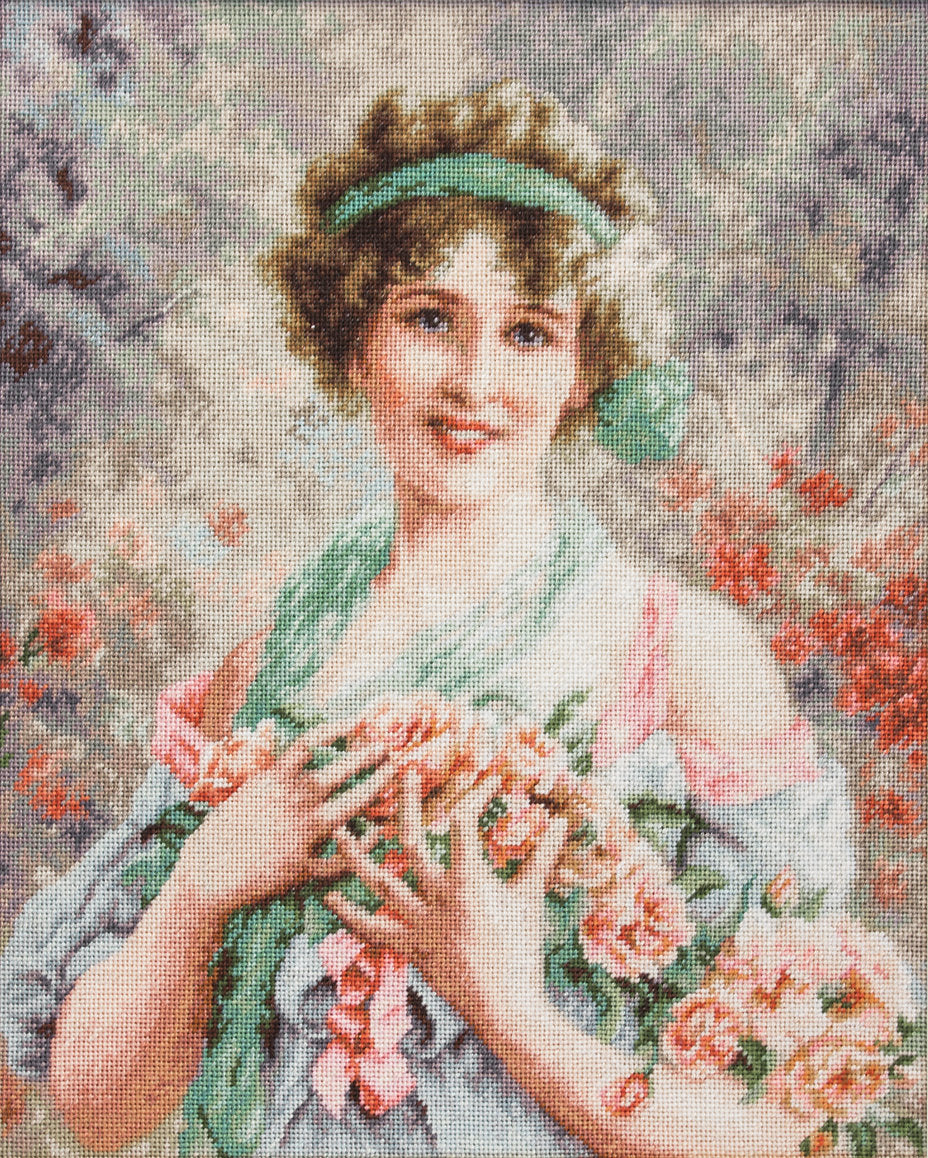 רקמה על בד גבינה - The Girl with Roses