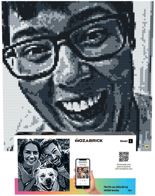 תמונת פיקסל ארט בשחור לבן איש מחייך עם משקפיים